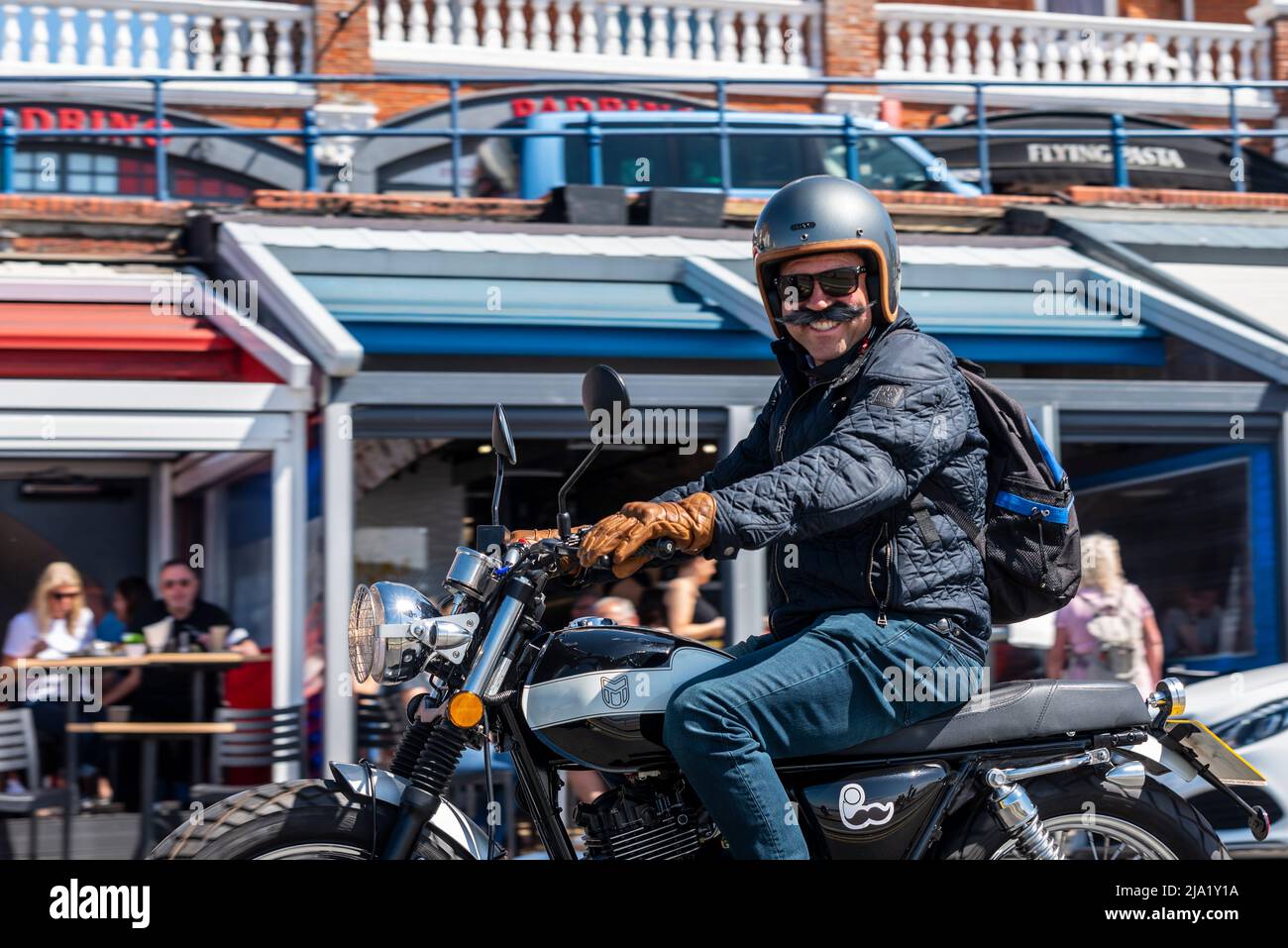 Motorradfahrer, die an der renommierten Veranstaltung Gentleman's Ride Motorrad teilnehmen, mit einem Motorrad mit Schnurrbart-Logo und Schnurrbart Stockfoto