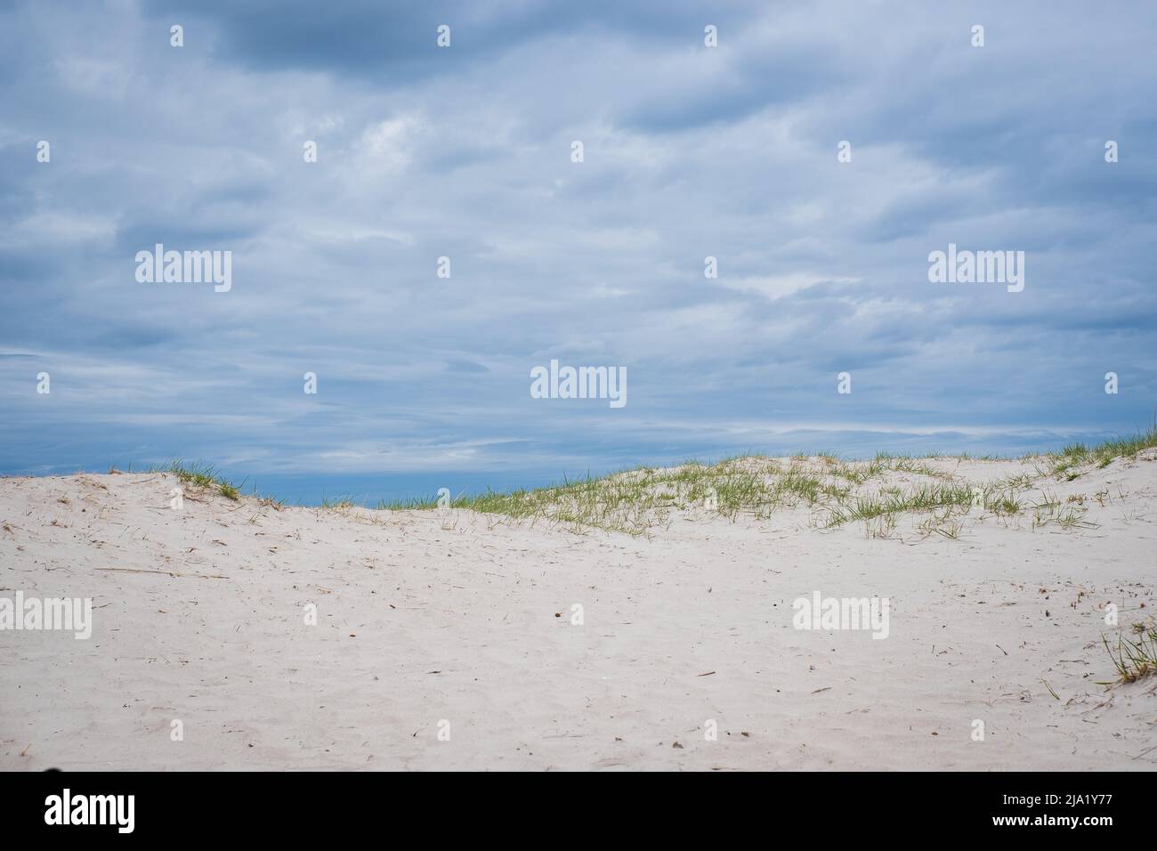 Leere Sanddünen und blauer Himmel. Strand Hintergrund. Entspannende Landschaft mit natürlichem Licht. Stockfoto