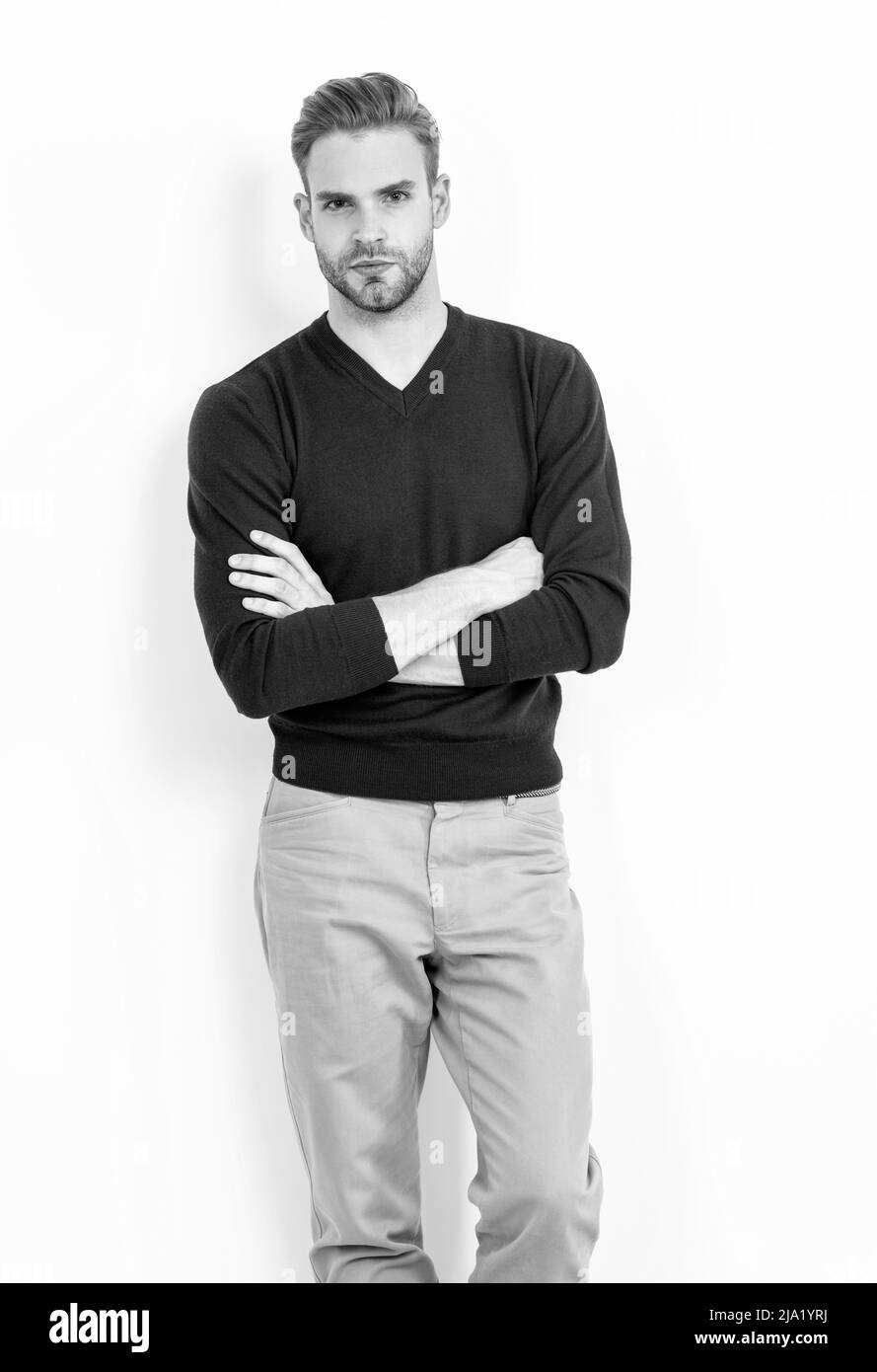 Seien Sie bequem und doch stilvoll. Ein hübscher Mann hält die Arme gekreuzt. Komfort ist unerlässlich Stockfoto