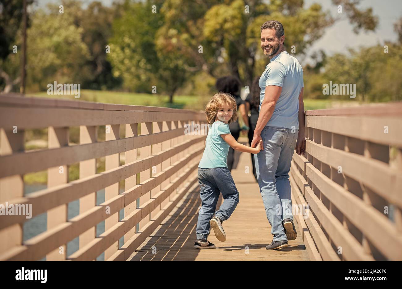 Glücklicher Vater, der Spaß mit seinem Sohn hat, der draußen geht, Elternschaft Stockfoto
