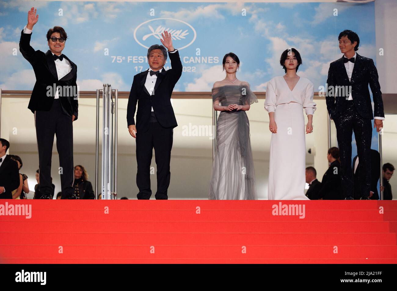 Song Kang-Ho, Regisseur Hirokazu Koreeda, Hee-jin Choi, Joo-Young Lee und Dong-Won Gang verlassen die Vorführung von „Broker (Les Bonnes Etoiles)“ während des jährlichen Filmfestivals in Cannes 75. im Palais des Festivals am 26. Mai 2022 in Cannes, Frankreich. Foto von David Boyer/ABACAPRESS.COM Stockfoto