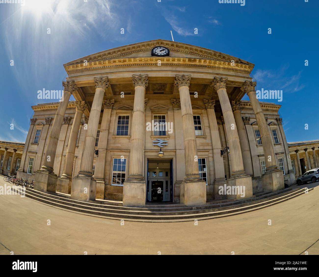 Fisheye-Aufnahme der Außenfassade der Huddersfield-Station vom St. George façade Square aus gesehen. Stockfoto