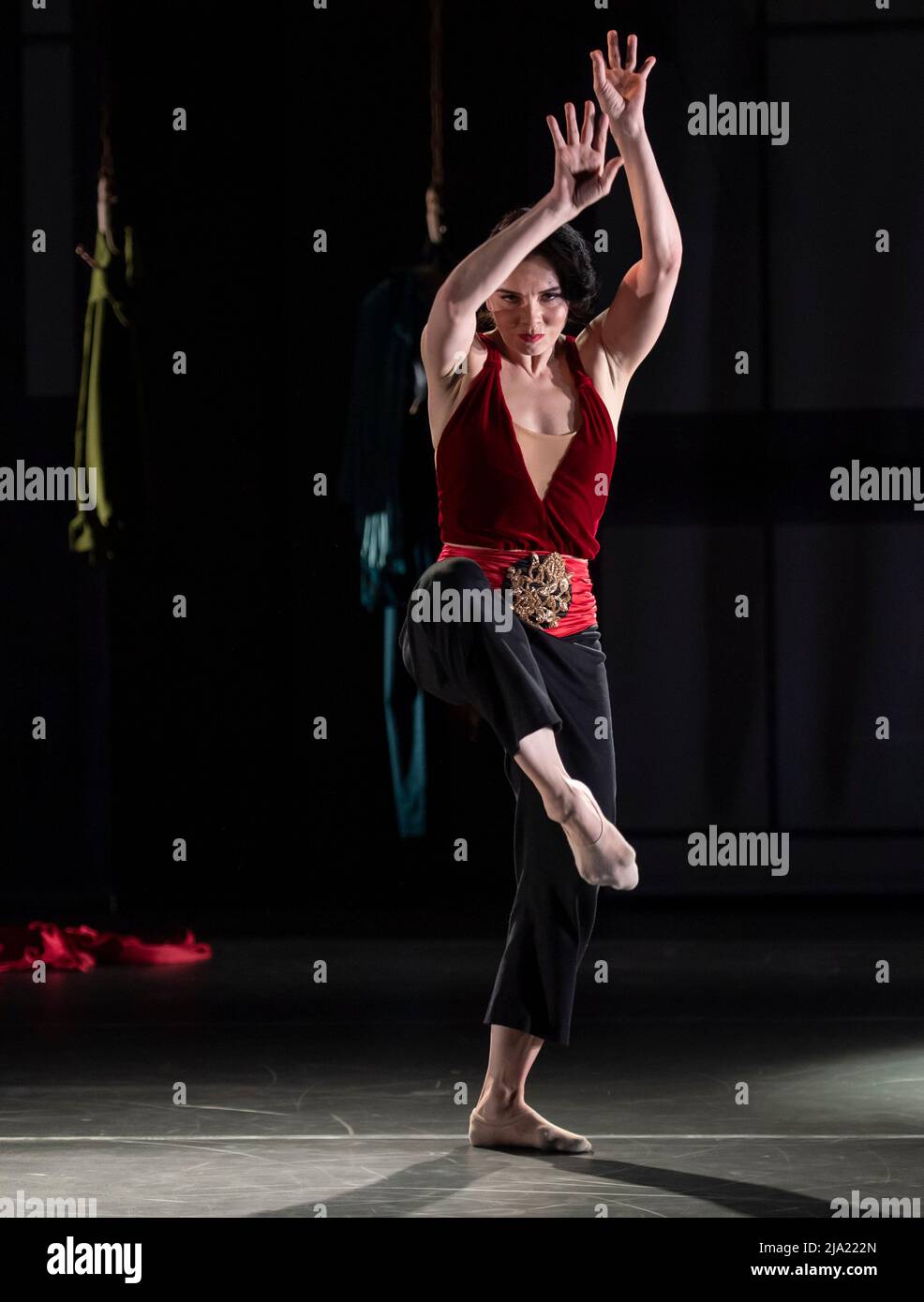 Queen Elizabeth Hall, Southbank Centre, London, Großbritannien. 26 Mai 2022. Die Londoner Premiere von Carmen mit den internationalen Ballett-Superstars Natalia Ossopova (The Royal Ballet) und Isaac Hernández findet vom 27-28. Mai statt. Royal Ballet die von Didy Veldman choreografierte und geleitete Tänzerin ‘Carmen’ ist seit 2013 Natalia Ositpovas zweite Zusammenarbeit mit Bird&Carrot. Besetzung: Natalia Osipova als Carmen (im Bild); Isaac Hernández als Escamillo; Jason Kittelberger als Jose; Eryck Brahmania als Kameramann; Hannah Ekholm als Michaela. Kredit: Stockfoto