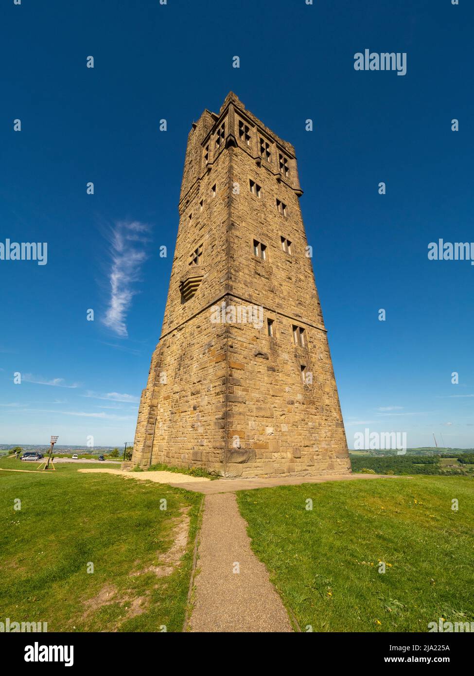 Pfad in Richtung Victoria Tower, Castle Hill. Huddersfield. West Yorkshire. Stockfoto