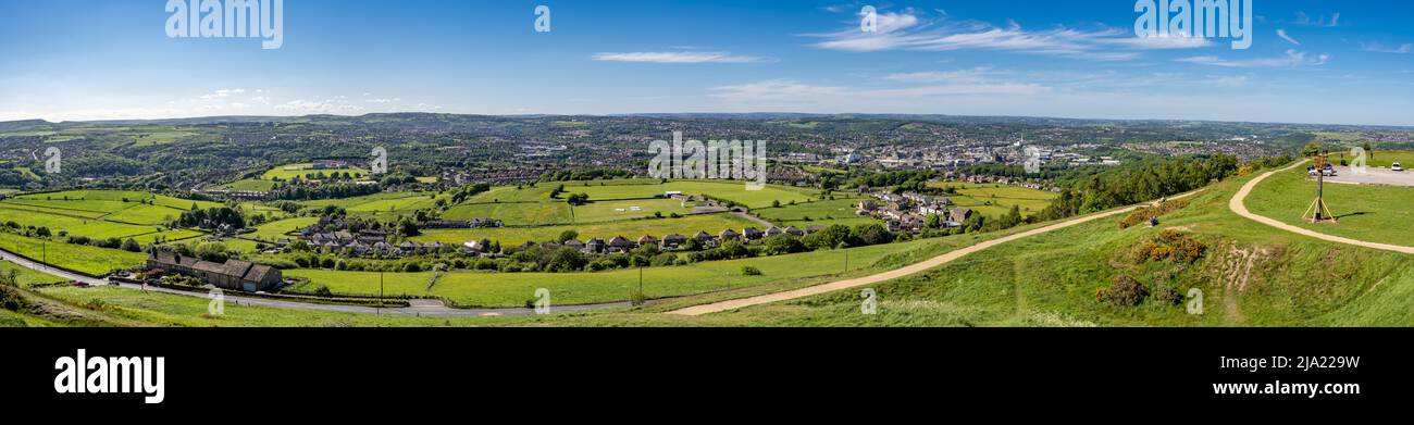 Panorama-Luftaufnahme der Stadt Huddersfield vom Castle Hill aus gesehen. West Yorkshire. VEREINIGTES KÖNIGREICH Stockfoto