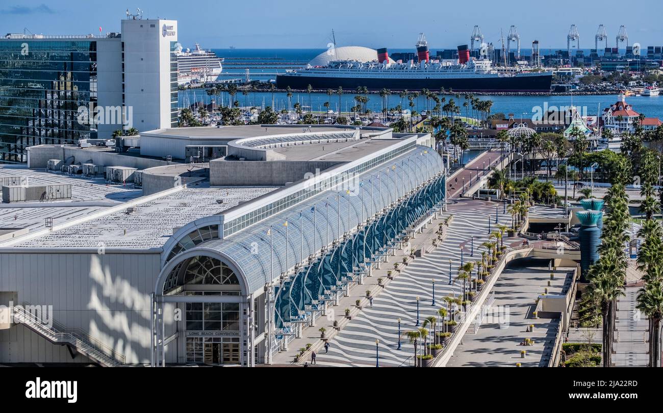 LONG BEACH, KALIFORNIEN - 21. April 2022: Long Beach ist bekannt für seine Attraktionen am Wasser, darunter die Queen Mary. Es werden mehrere Sportarten angeboten Stockfoto