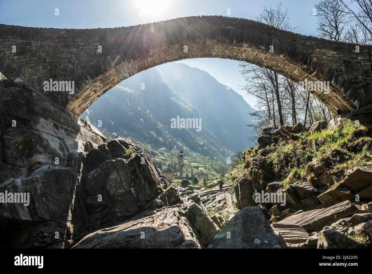 Alte römische Brücke Ponte dei Salti über Verzasca, Lavertezzo, Verzascatal, Valle Verzasca, Kanton Tessin, Schweiz Stockfoto