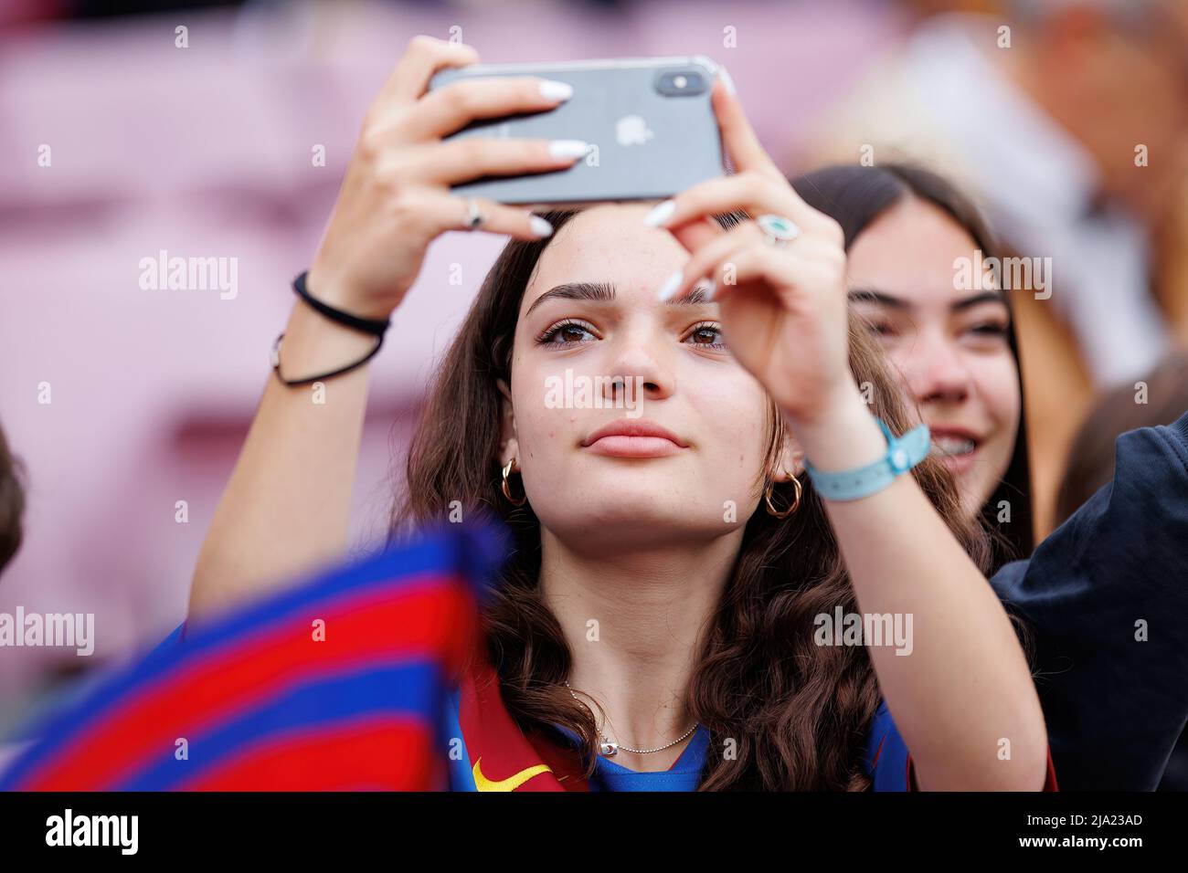BARCELONA - APR 22: Eine Unterstützerin, die während des UEFA Women's Champions League-Spiels zwischen dem FC Barcelona und dem VfL Wolfsburg ein Foto mit ihrem Handy macht Stockfoto