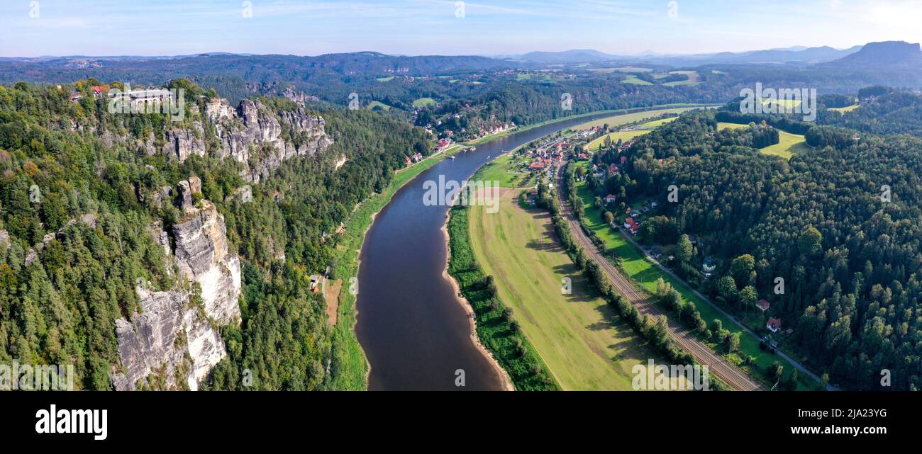 Drohnenaufnahme, Drohnenaufnahme über der Elbe zwischen Wehlen und Rathen, Blick auf die Sächsische Schweiz und die Felsen beim Hotelrestaurant Bastei und den Felsen Stockfoto