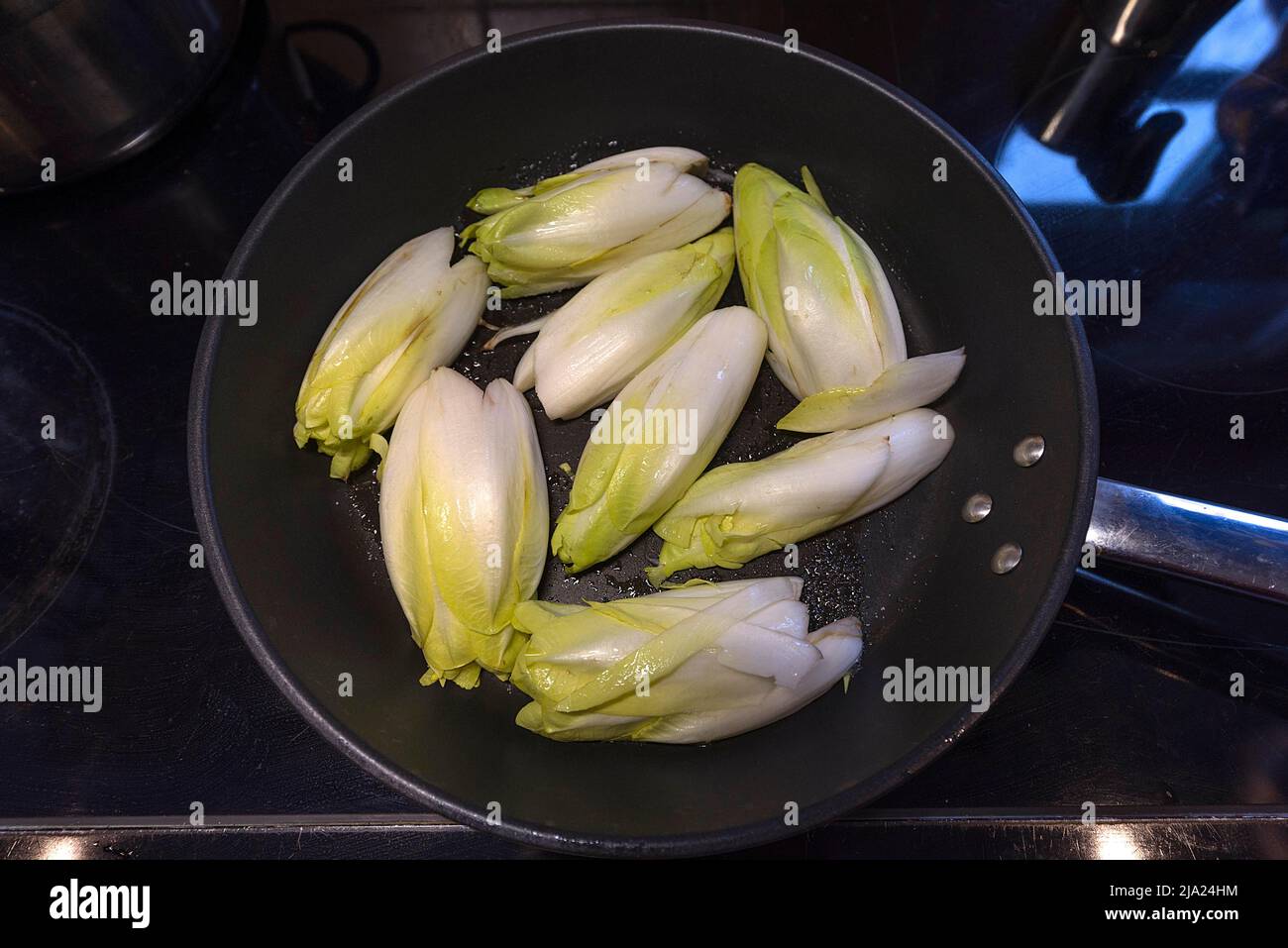Halbierte frische Zichorien in der Pfanne, Bayern, Deutschland Stockfoto