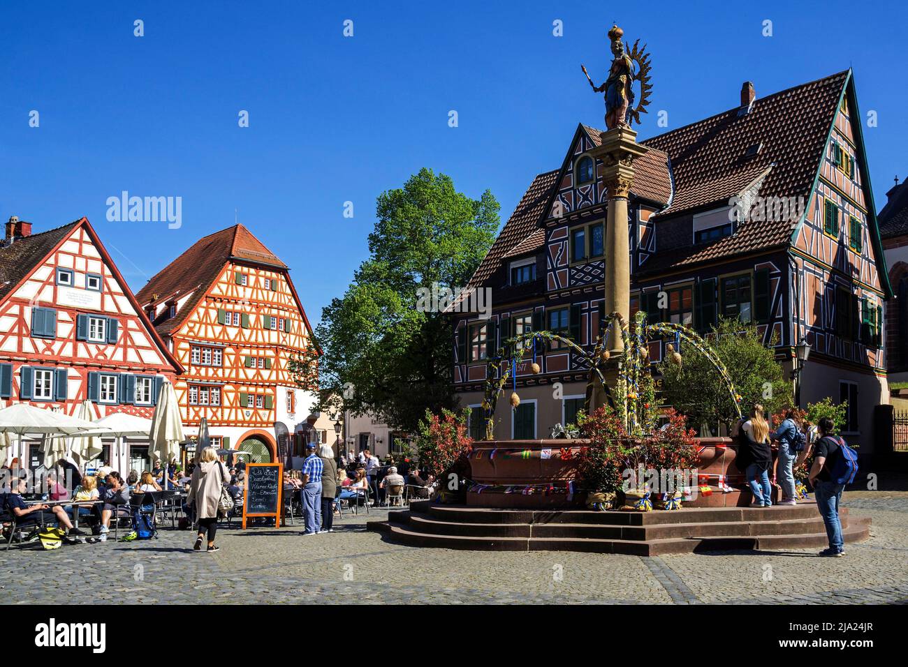 Marktplatz mit Fachwerkhäusern und Mariensäule, Brunnen mit Osterschmuck, historische Altstadt Ladenburg, Rhein-Neckar Stockfoto