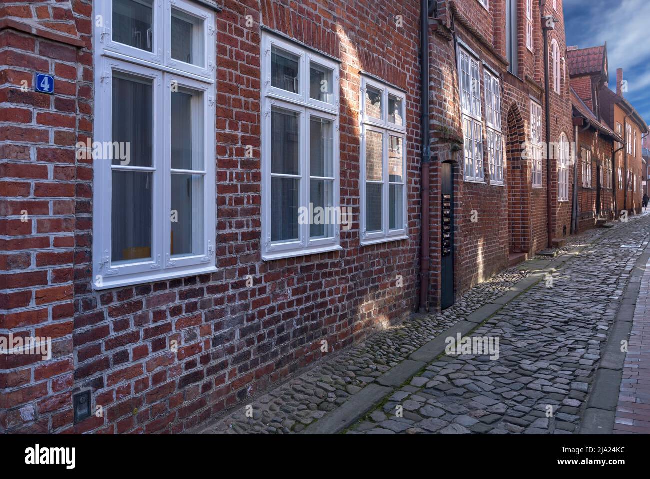 Historische Backsteinhäuser in einer gepflasterten Gasse, Lüneburg, Niedersachsen, Deutschland Stockfoto