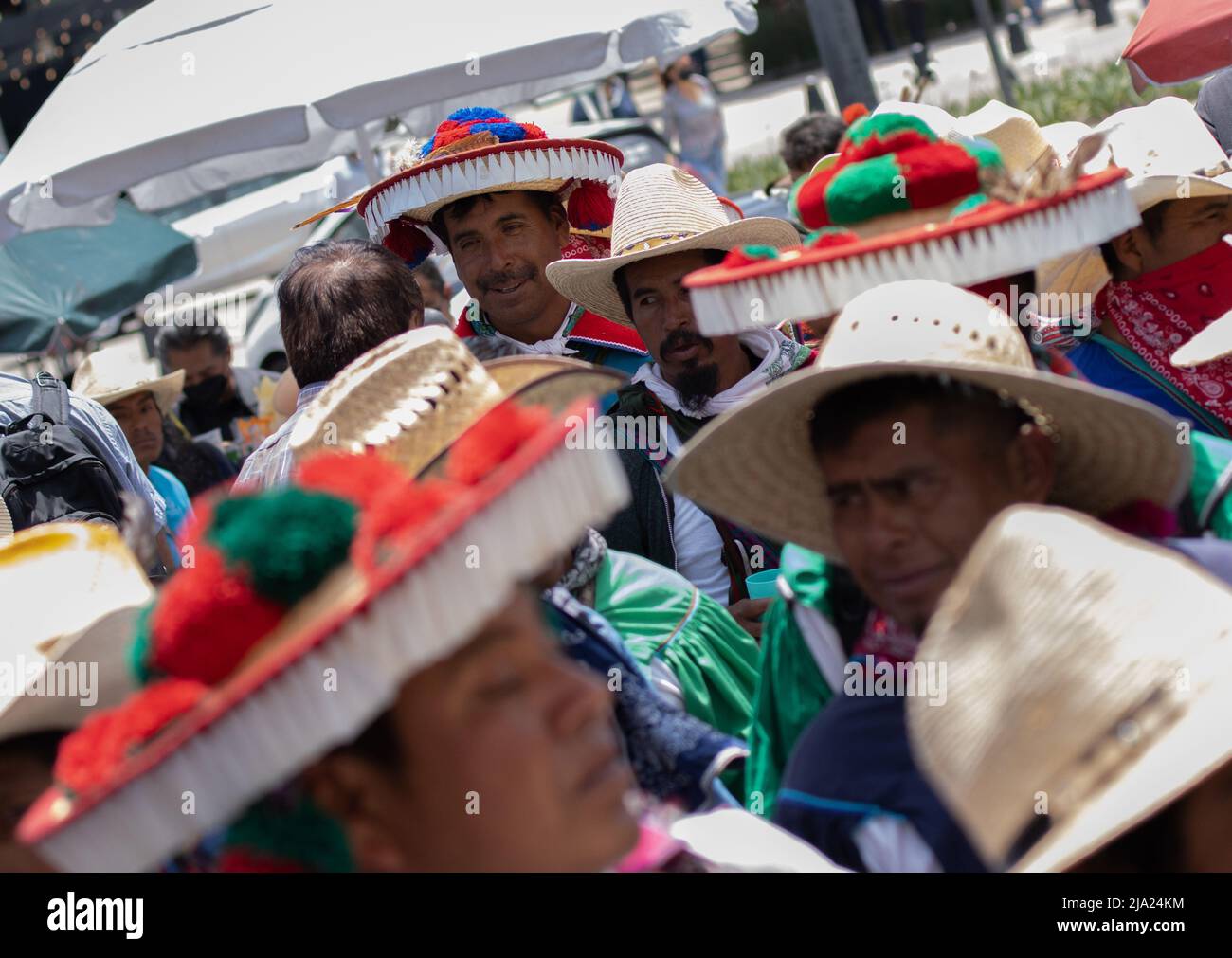 Mexiko-Stadt, Mexiko-Stadt, Mexiko. 26.. Mai 2022. Mitglieder der Gemeinde Wixarika kamen AM Anti-Denkmal der 43 Verschwundenen aus ayotzinapa an. Fast einen Monat nach Beginn dieser Reise von mehr als 800 Kilometern nördlich von Jalisco., die Wixarika Karawane der würde und des Gewissens will mit Präsident Andres Manuel Lopez Obrador zu treffen und später werden sie in der Basilika von Guadalupe ankommen. Am 26. Mai 2022 in Mexiko-Stadt, Mexiko. (Bild: © Alex Dalton/eyepix via ZUMA Press Wire) Stockfoto