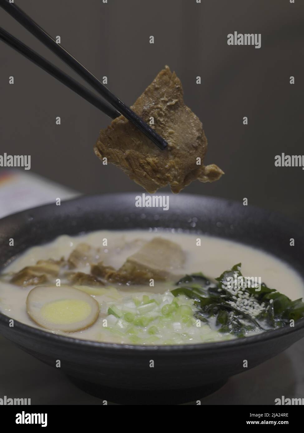 Essstäbchen mit Fleisch, japanischer lamen in einem Restaurant Stockfoto