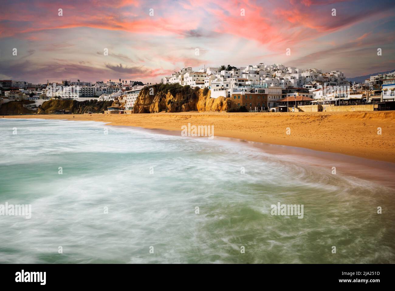 Dramatische Aussicht auf die Altstadt und den Strand in Albufeira, Algarve, Portugal Stockfoto