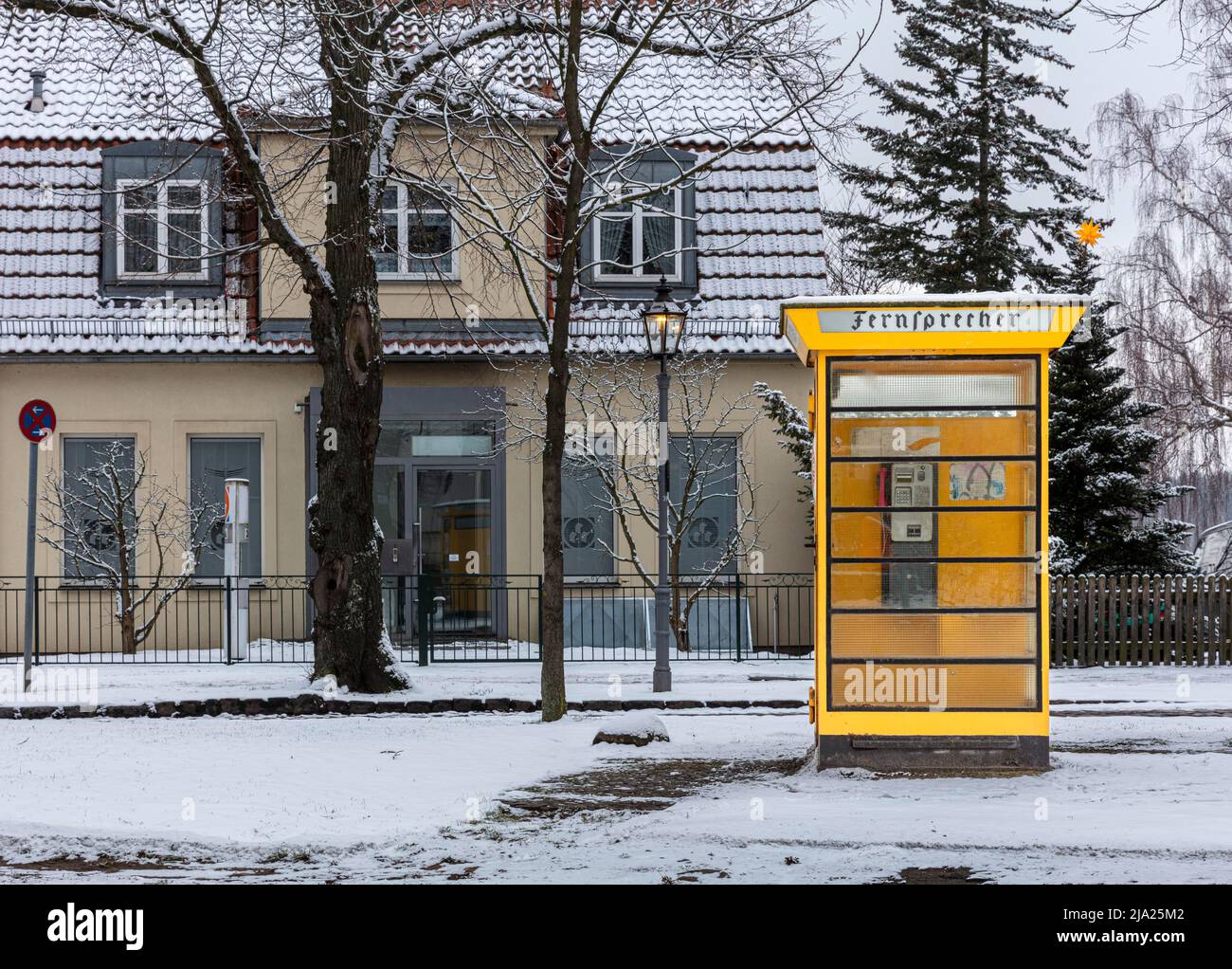 Nostalgische Telefonbox im Winter, Lübars, Reinickendorf, Berlin, Deutschland Stockfoto