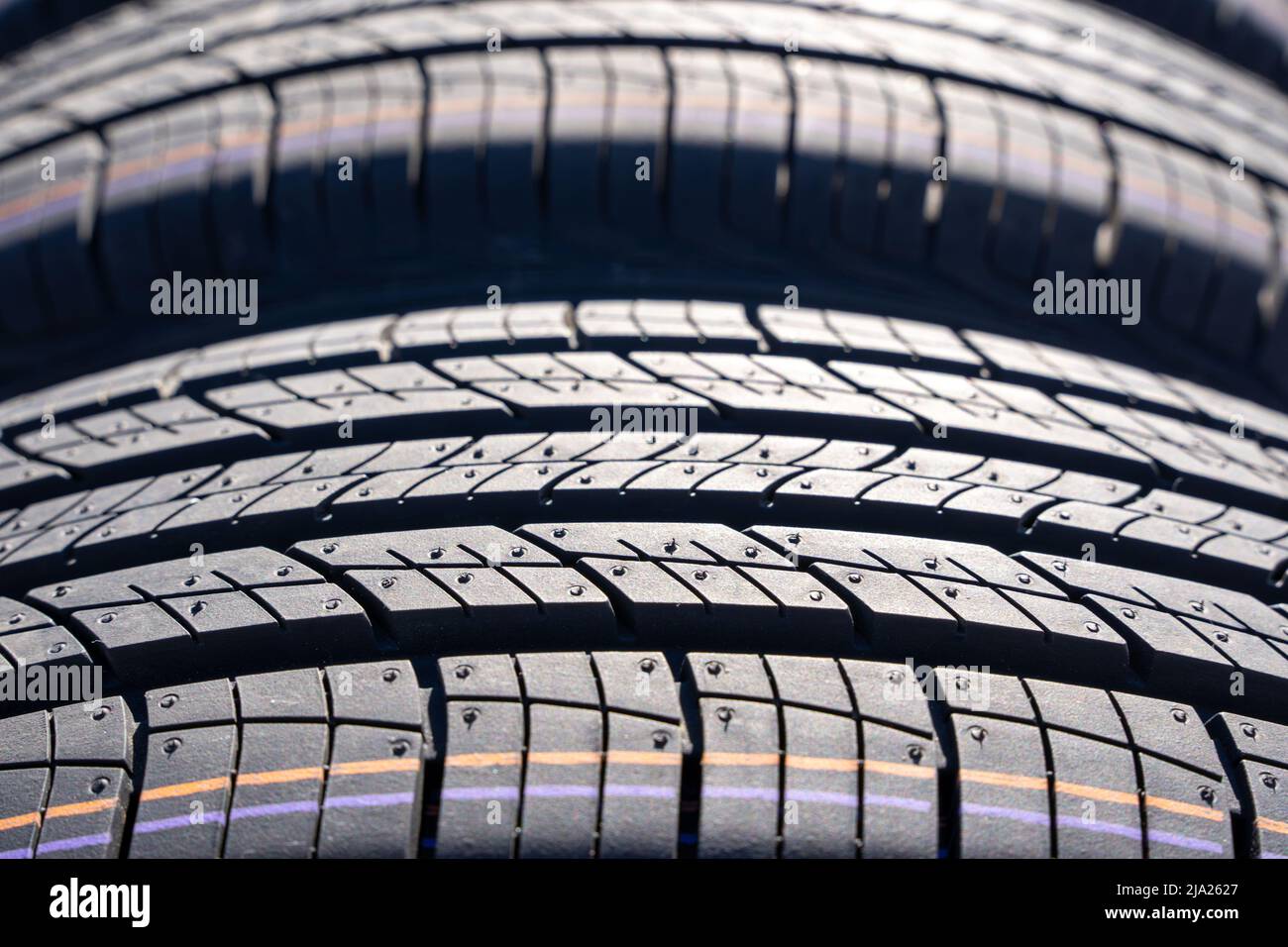 Neue Sommerreifen in Folge. Nahaufnahme der Autoreifen-Lauffläche. Stockfoto