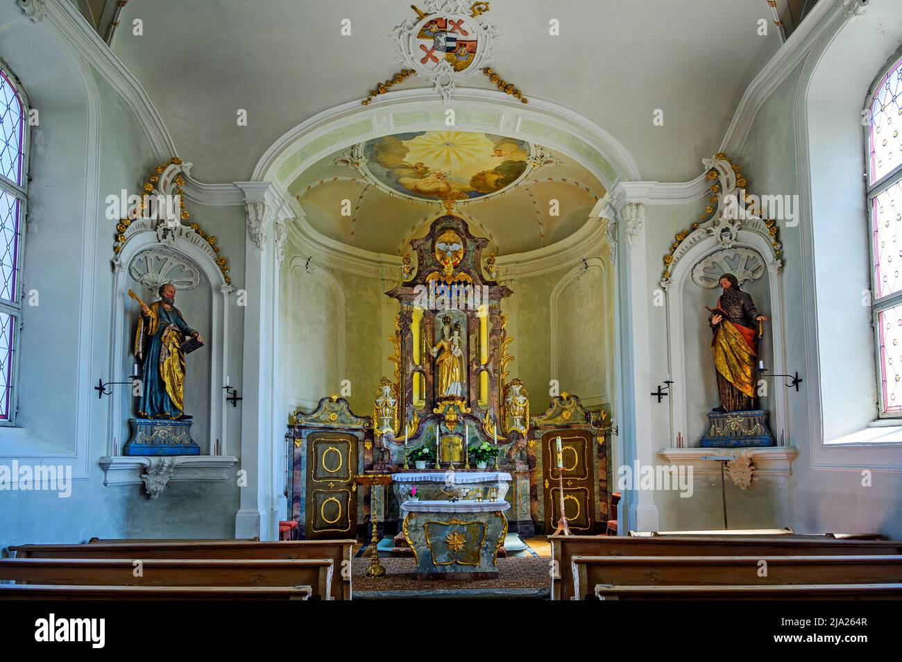 Hauptaltar, Mariaberg-Kapelle aus dem Jahr 1783, Heimsuchung der Jungfrau Maria, Rokoko-Stil, denkmalgeschütztes Gebäude in Mariaberg, Kempten, Allgäu, Bayern, Deutschland Stockfoto