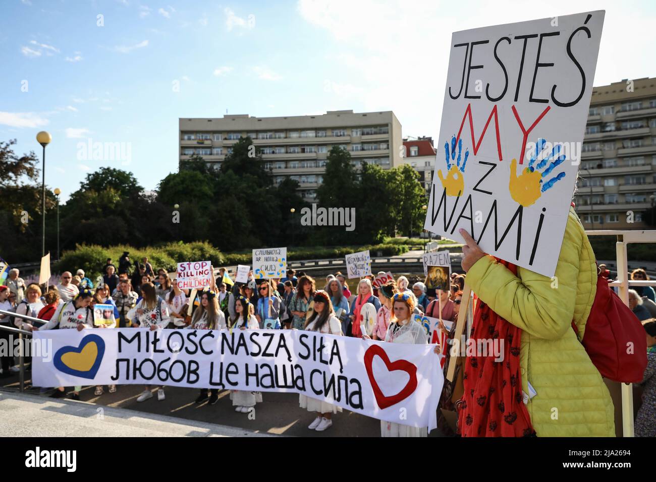 Warschau, Polen. 26.. Mai 2022. Eine Frau hält während der Demonstration ein Plakat mit der Aufschrift „Wir sind bei euch“. Die Muttertagsdemonstration in Polen wurde als Solidaritätsveranstaltung mit den ukrainischen Müttern und Müttern aus der ganzen Welt organisiert, die aufgrund der Kriege gelitten haben. Während der Kundgebung in Warschau marschierten polnische Mütter und Menschen, die als Männer das Leben mitgestalten. Kredit: SOPA Images Limited/Alamy Live Nachrichten Stockfoto