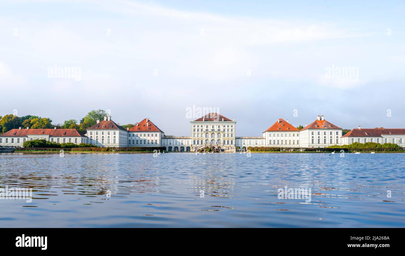 Schloss Nymphenburg, Ostseite mit See, München, Oberbayern, Bayern, Deutschland Stockfoto