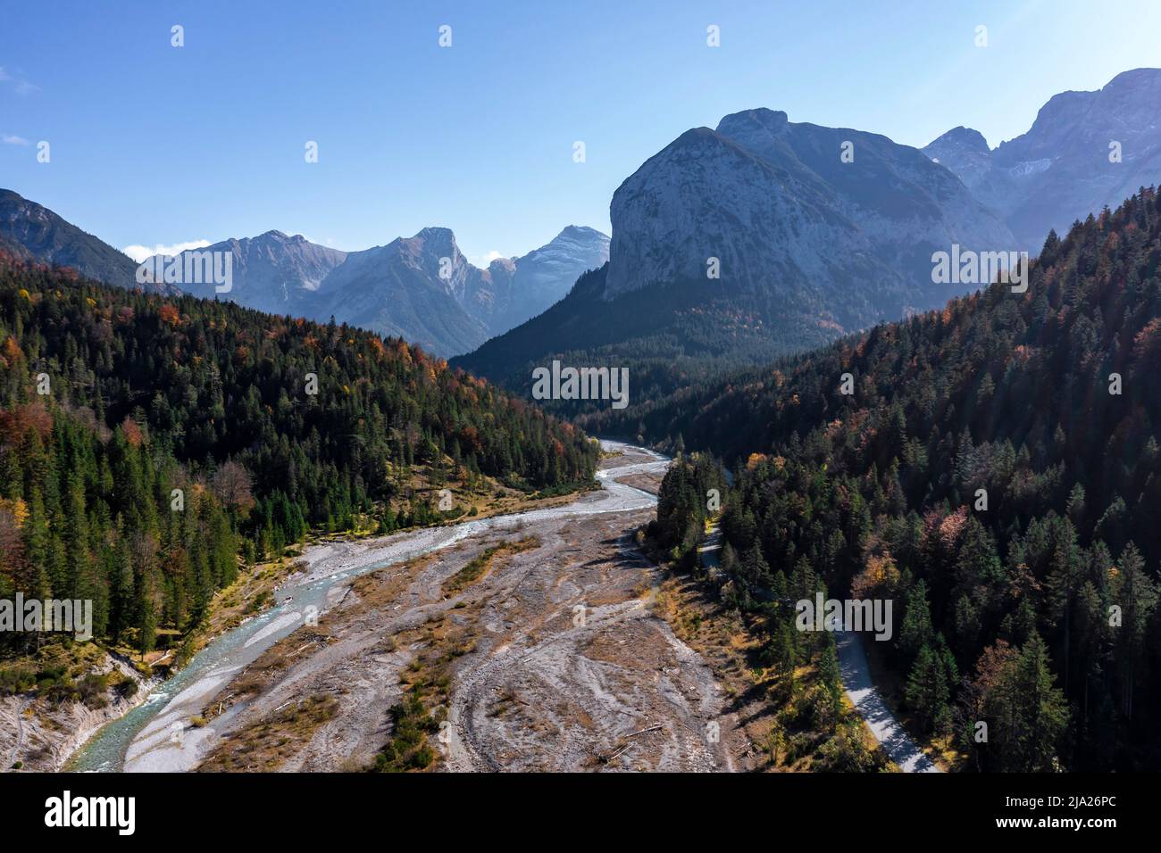 Luftbild, Flussbett des Rissbaches, Rosskopfspitze rechts, Tirol, Österreich Stockfoto