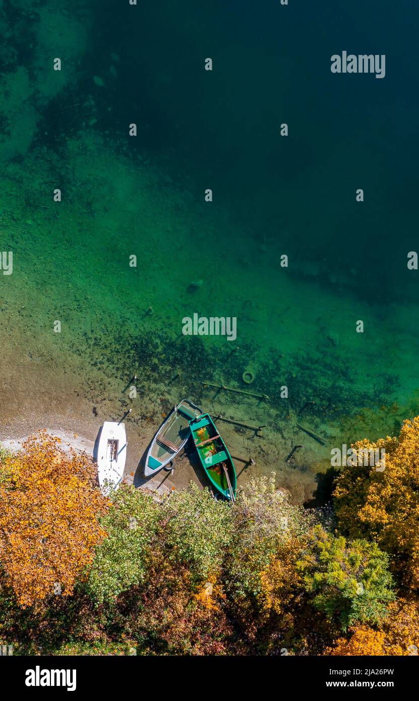Luftbild, Ruderboote am Ufer, See von oben, Walchensee, Oberbayern, Bayern, Deutschland Stockfoto