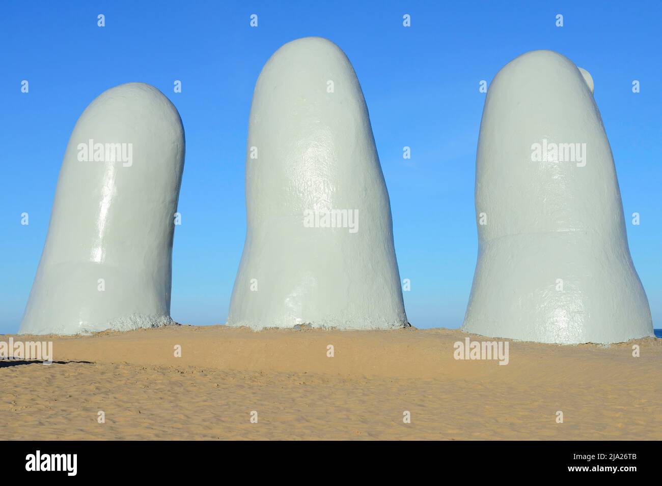 Drei Finger der Skulptur La Mano, die Hand, am Strand Playa Brava, Punta del Este, Departamento Maldonado, Uruguay Stockfoto