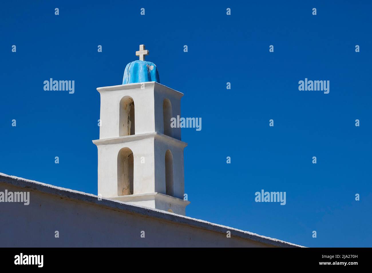 Kirche, nördlich von Andros, I. N. Evanggelistrias, Kapelle, blauer und weißer Glockenturm, Kirche Evanggelistrias, blauer wolkenloser Himmel, Andros Island Stockfoto