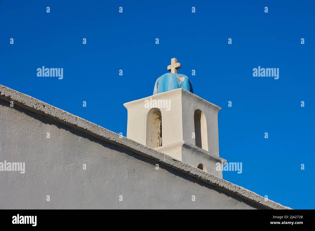 Kirche, nördlich von Andros, I. N. Evanggelistrias, Kapelle, blauer und weißer Glockenturm, Kirche Evanggelistrias, blauer wolkenloser Himmel, Andros Island Stockfoto