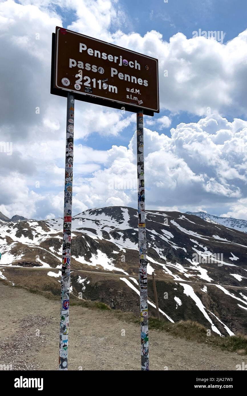 Schild Informationstafel mit Höhenmarkierung ab 2211 m Meereshöhe, Penser Joch, Penso Pennes, Provinz Bozen, Südtirol, Südtirol Stockfoto