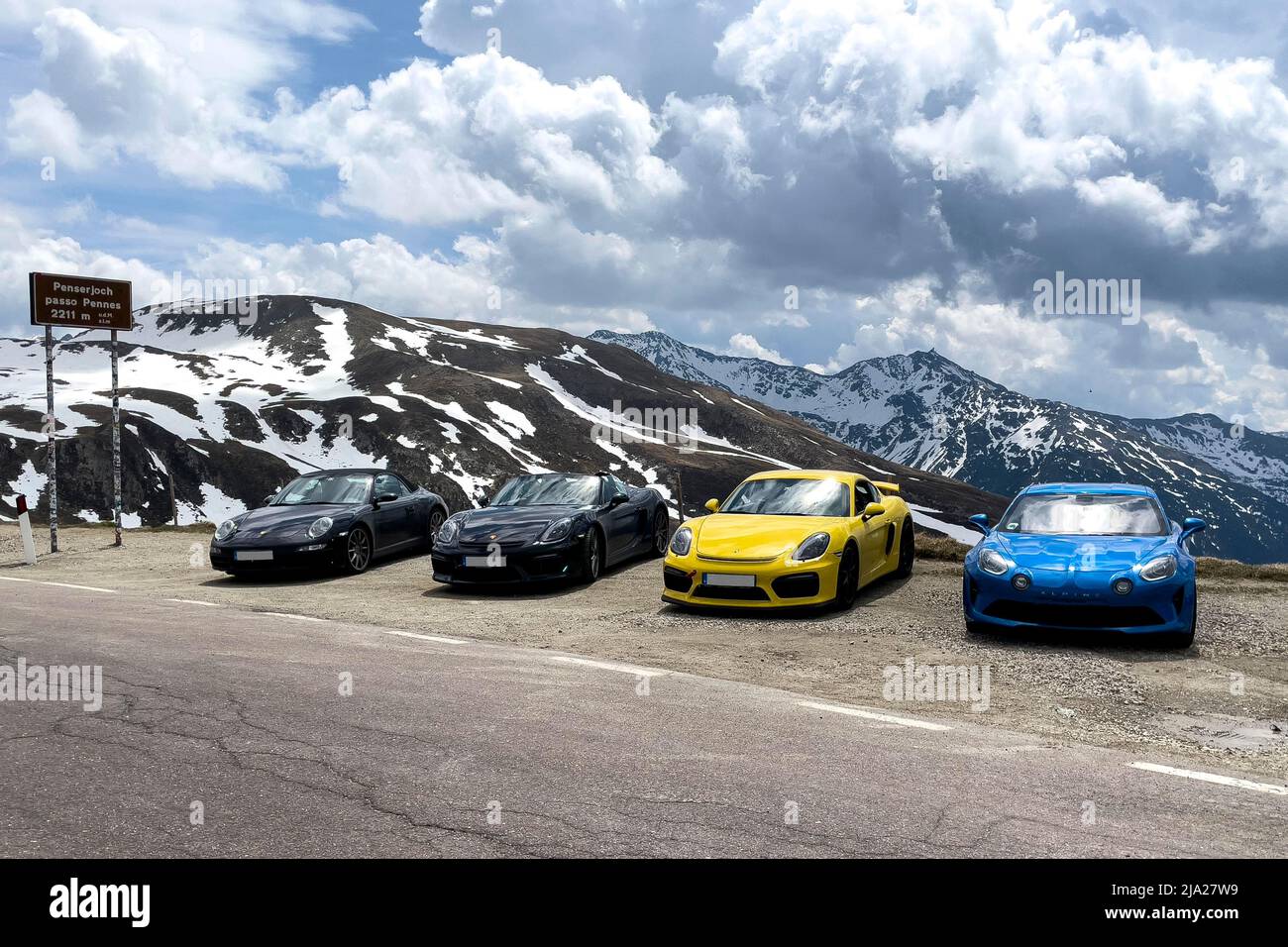 Porsche Sportwagen und Renault Alpine stehen auf dem Gipfel des Alpenpasses, Penser Joch, Penso Pennes, Provinz Bozen, Südtirol, Süden Stockfoto