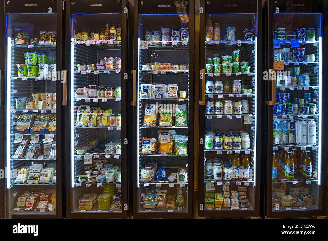 Milchprodukte in der Kühlung eines Bio-Supermarkts, Niedersachsen, Deutschland Stockfoto