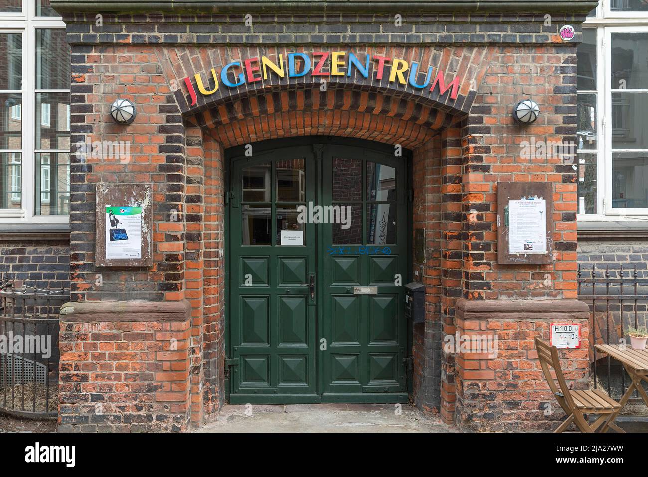 Eingang zum heutigen Jugendzentrum in einem historischen Backsteinhaus, Lüneburg, Niedersachsen, Deutschland Stockfoto