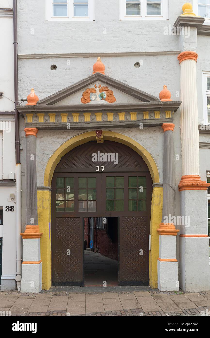 Eingangsportal eines Hauses im Renaissance-Stil, Lüneburg, Niedersachsen, Deutschland Stockfoto