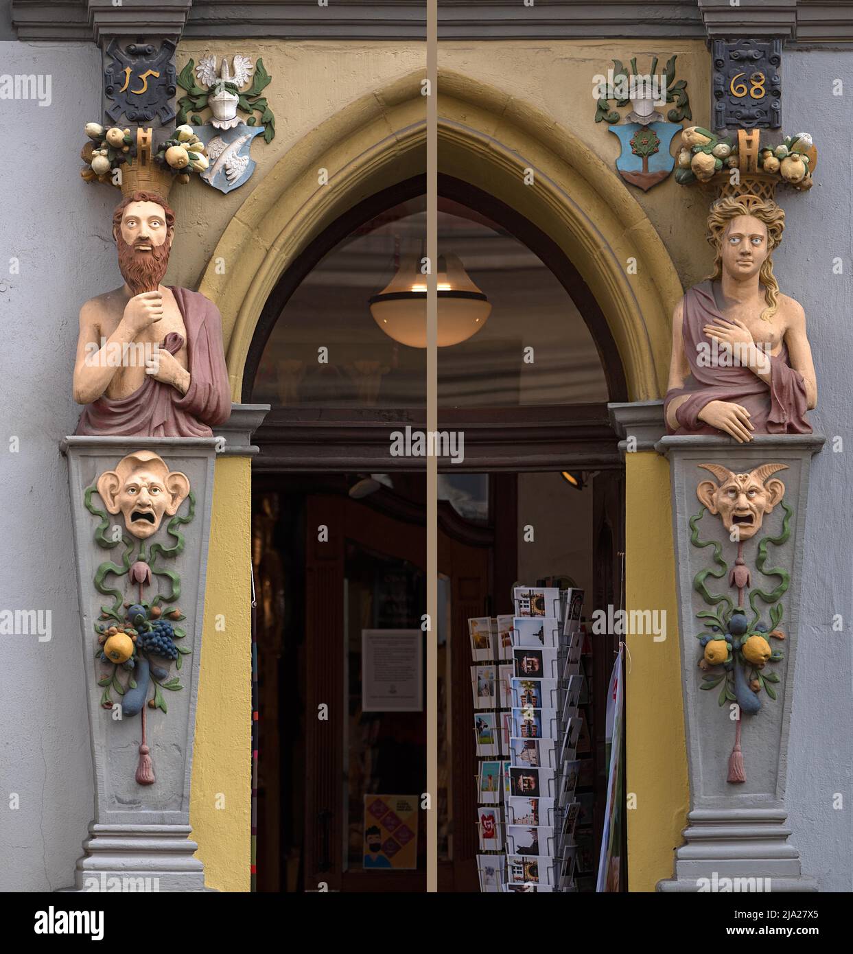 Männliche und weibliche Renaissancefiguren auf einem Eingangsportal von 1568, Lüneburg, Niedersachsen, Deutschland, Installation Stockfoto