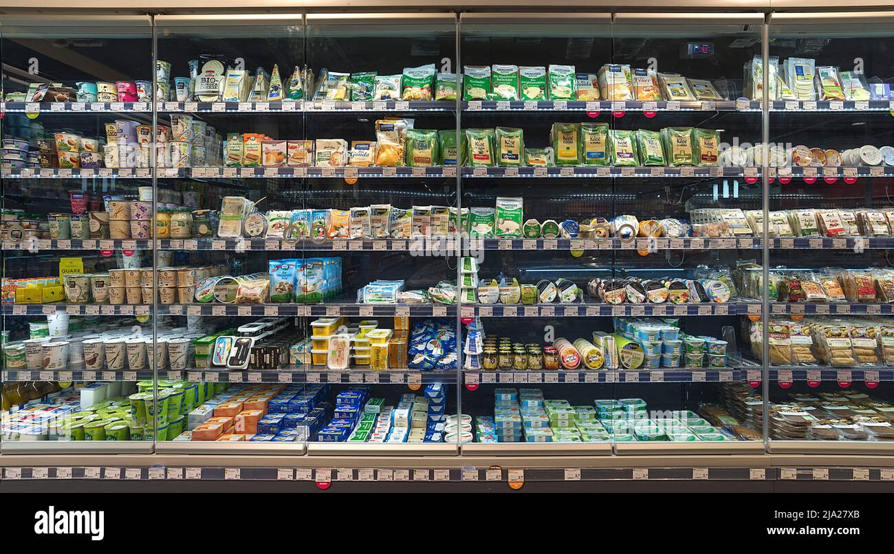 Regale mit Milchprodukten in einem Bio-Supermarkt, Niedersachsen, Deutschland Stockfoto