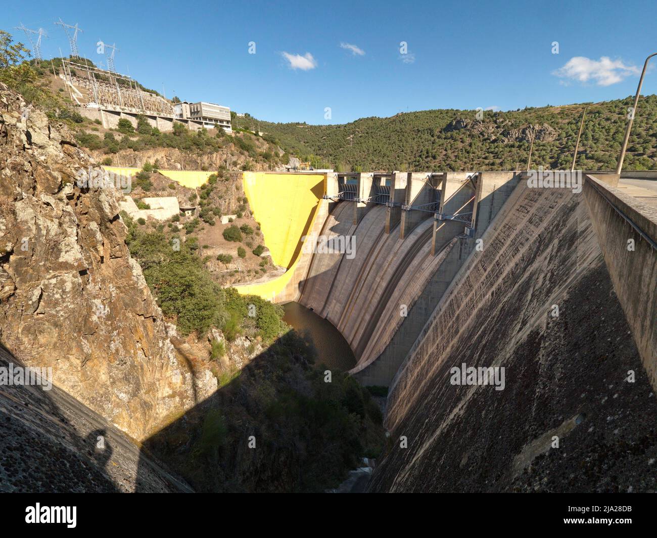 Kraftwerk Bemposta und Staudamm am Douro-Stausee. Bemposta-Talsperre, Bemposta, Braganca, Portugal Stockfoto