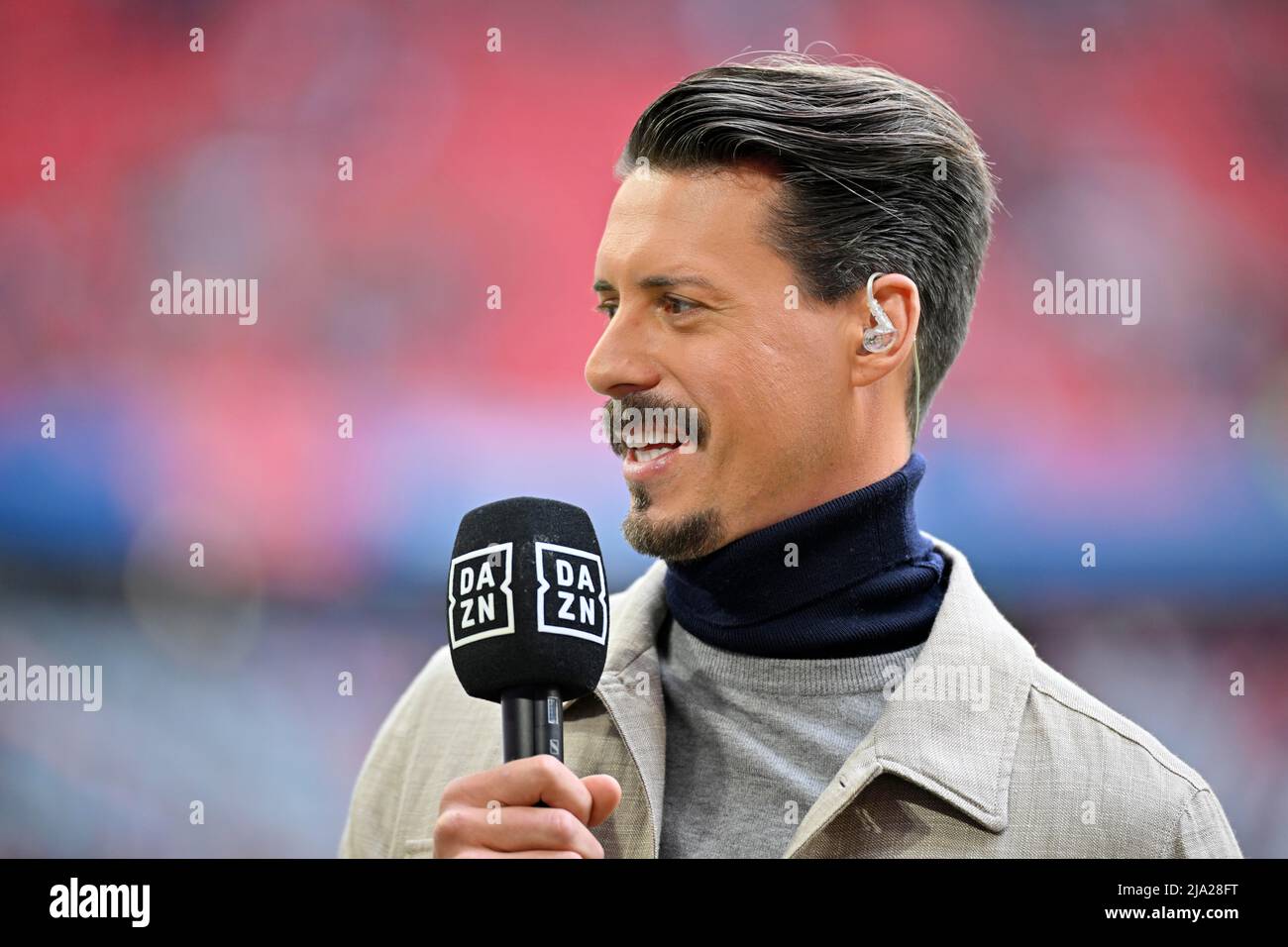 TV-Experte ehemaliger internationaler Sandro Wagner im Interview, Mikrofon mit Logo, DAZN, Allianz Arena, München, Bayern, Deutschland Stockfoto