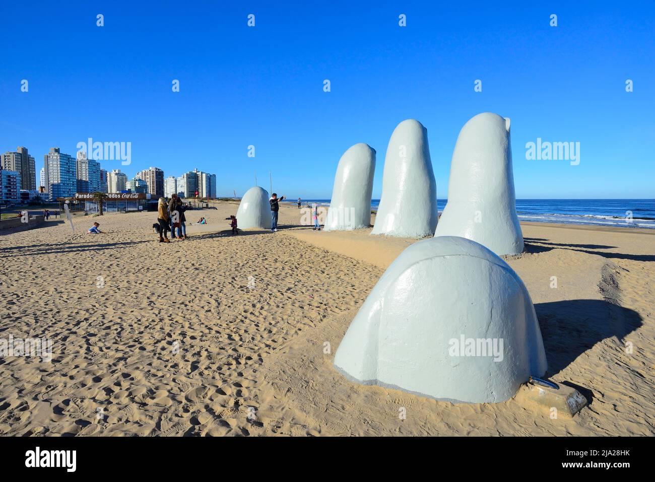 Skulptur La Mano, die Hand, am Strand Playa Brava, Punta del Este, Departamento Maldonado, Uruguay Stockfoto