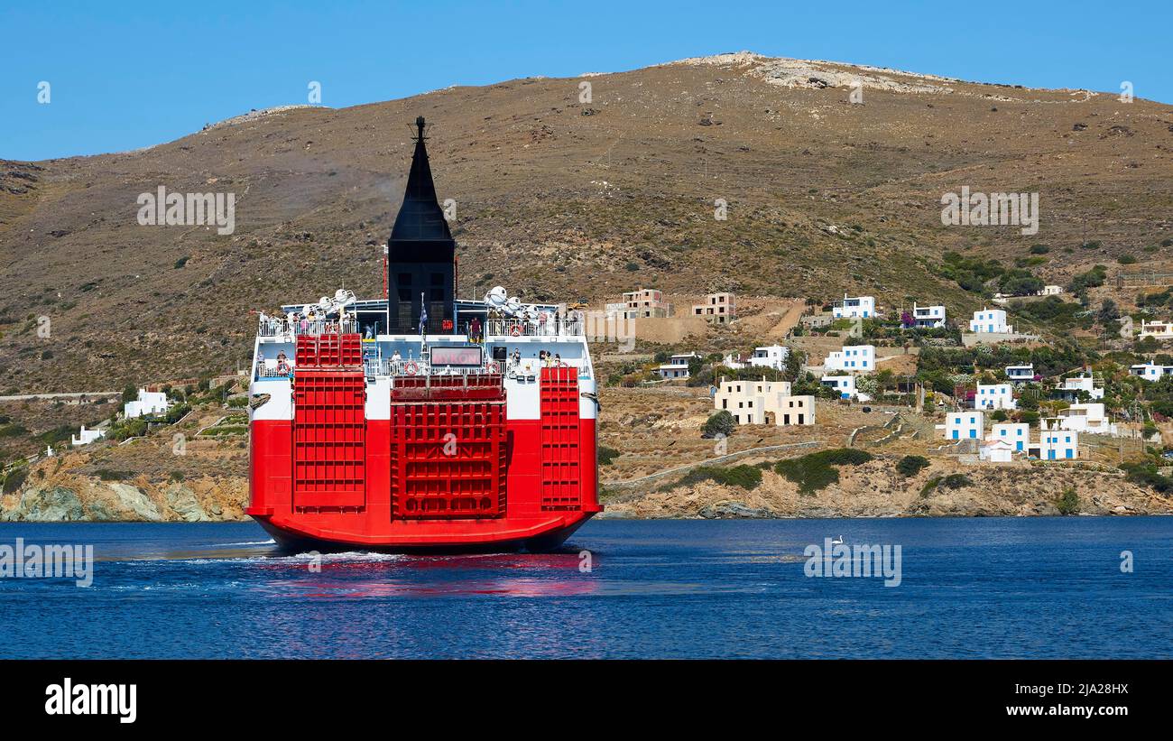 Himmelblau, Fähranleger, Stern, Häuser am Hang, karger Hügel, Schwan (Farbe), wolkenlos, Meeresblau, Gavrio, Insel Andros, Kykladen, Griechenland Stockfoto