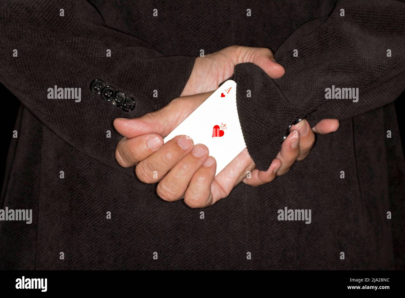 Spielkarte, Betrug, Symbol-Betrug, Symbol-Bild für ein weiteres Herz-Ass auf dem Ärmel Stockfoto
