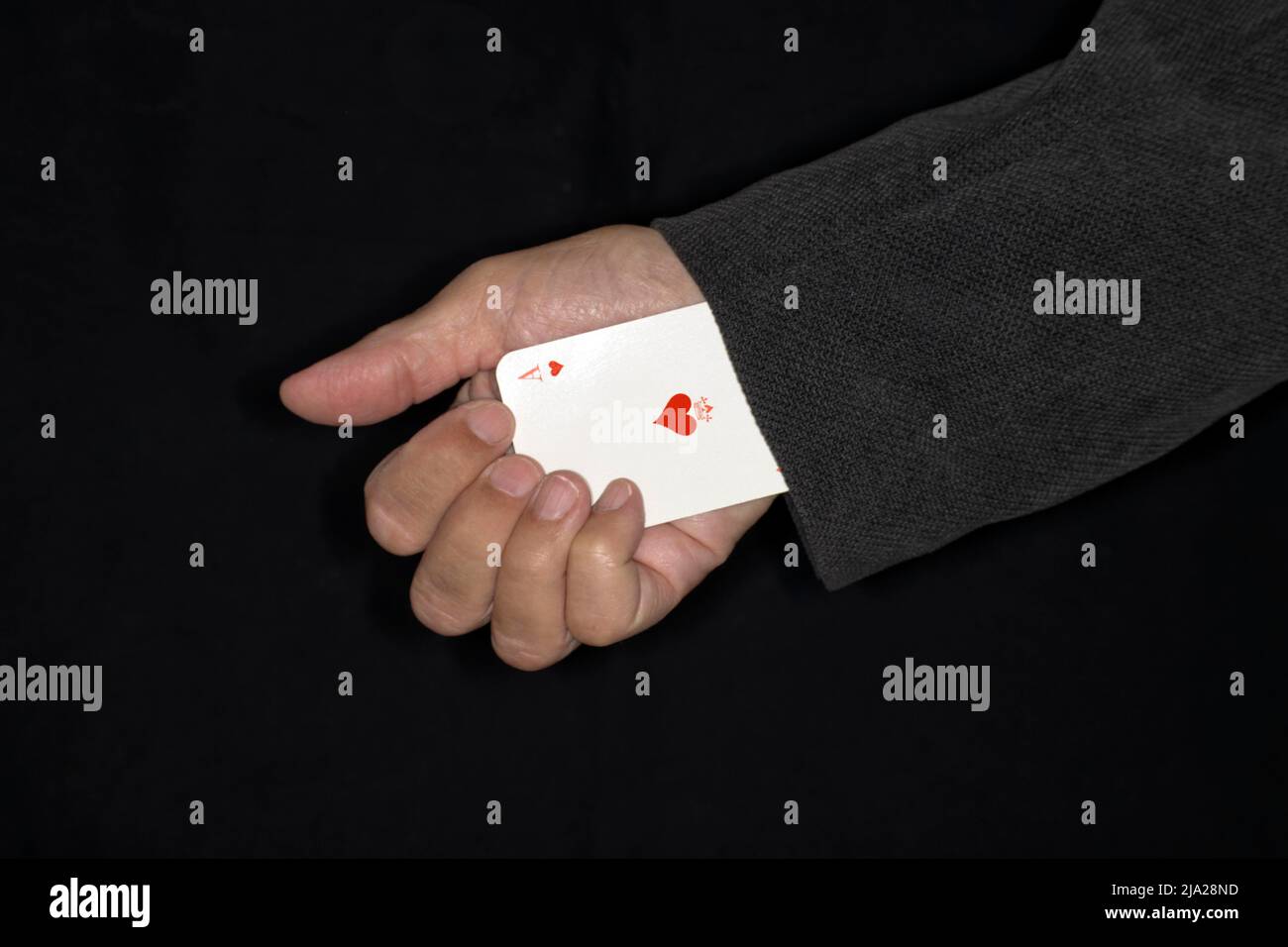 Spielkarte, Betrug, Symbol-Betrug, Symbol-Bild für ein weiteres Herz-Ass auf dem Ärmel Stockfoto