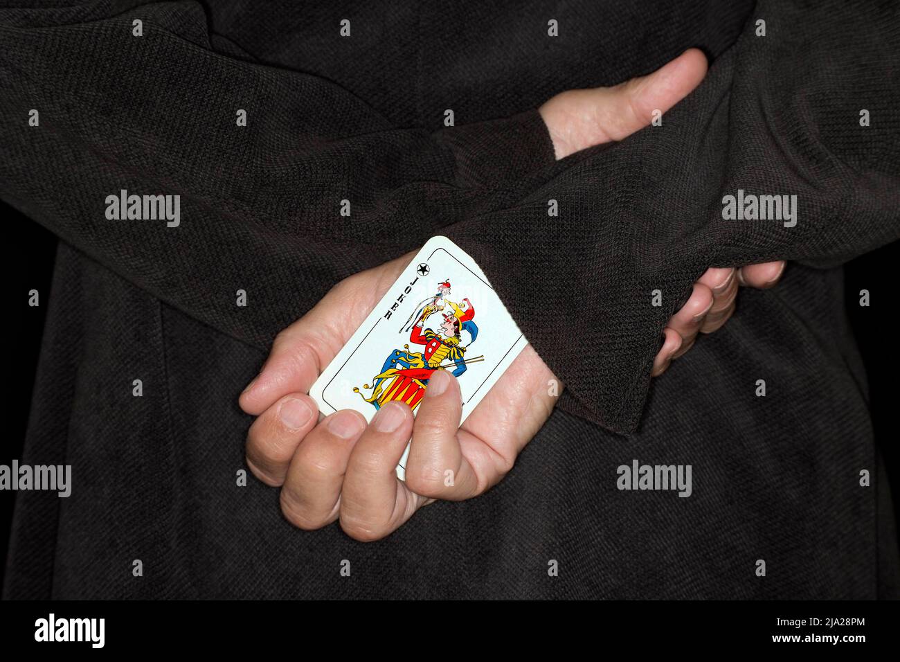 Spielkarte, Betrug, Symbol-Betrug, Symbol-Bild für einen weiteren Joker auf dem Ärmel Stockfoto