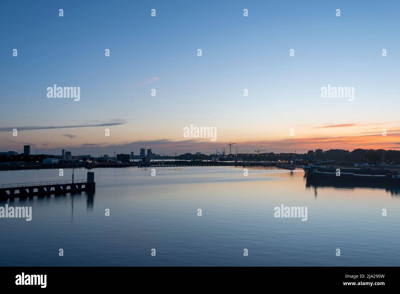 Sonnenuntergang über den Oranjeschleusen (Niederländisch: Oranjesluizen), Noord, Amsterdam, Niederlande Stockfoto