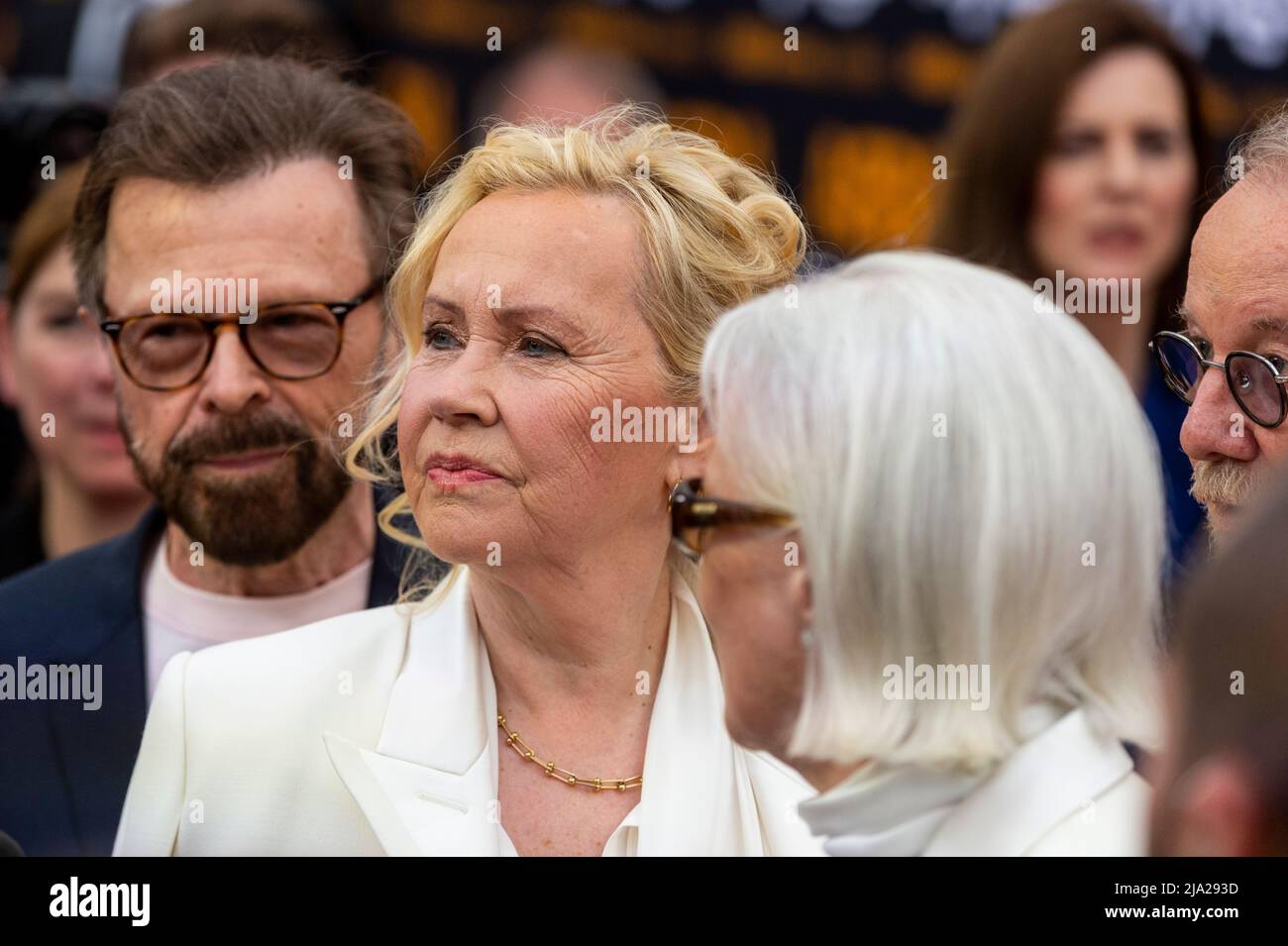 London, Großbritannien. 26 Mai 2022. Björn Ulvaeus, Agnetha Fältskog und Anni-Frid Lyngstad sprechen vor der ABBA Voyage-Eröffnungsvorstellung in der Abba Arena in Stratford mit den Medien auf dem roten Teppich. Kredit: Stephen Chung/EMPICS/Alamy Live Nachrichten Stockfoto