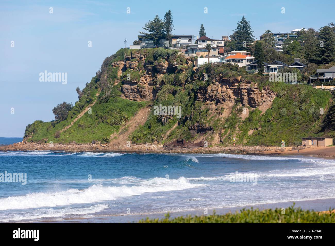 Häuser in Sydney mit Blick auf das Meer an den Klippen von Newport Beach, Mona Val Vorgewende, Erosionsrisiko für einige Hausbesitzer, Sydney, NSW, Australien Stockfoto