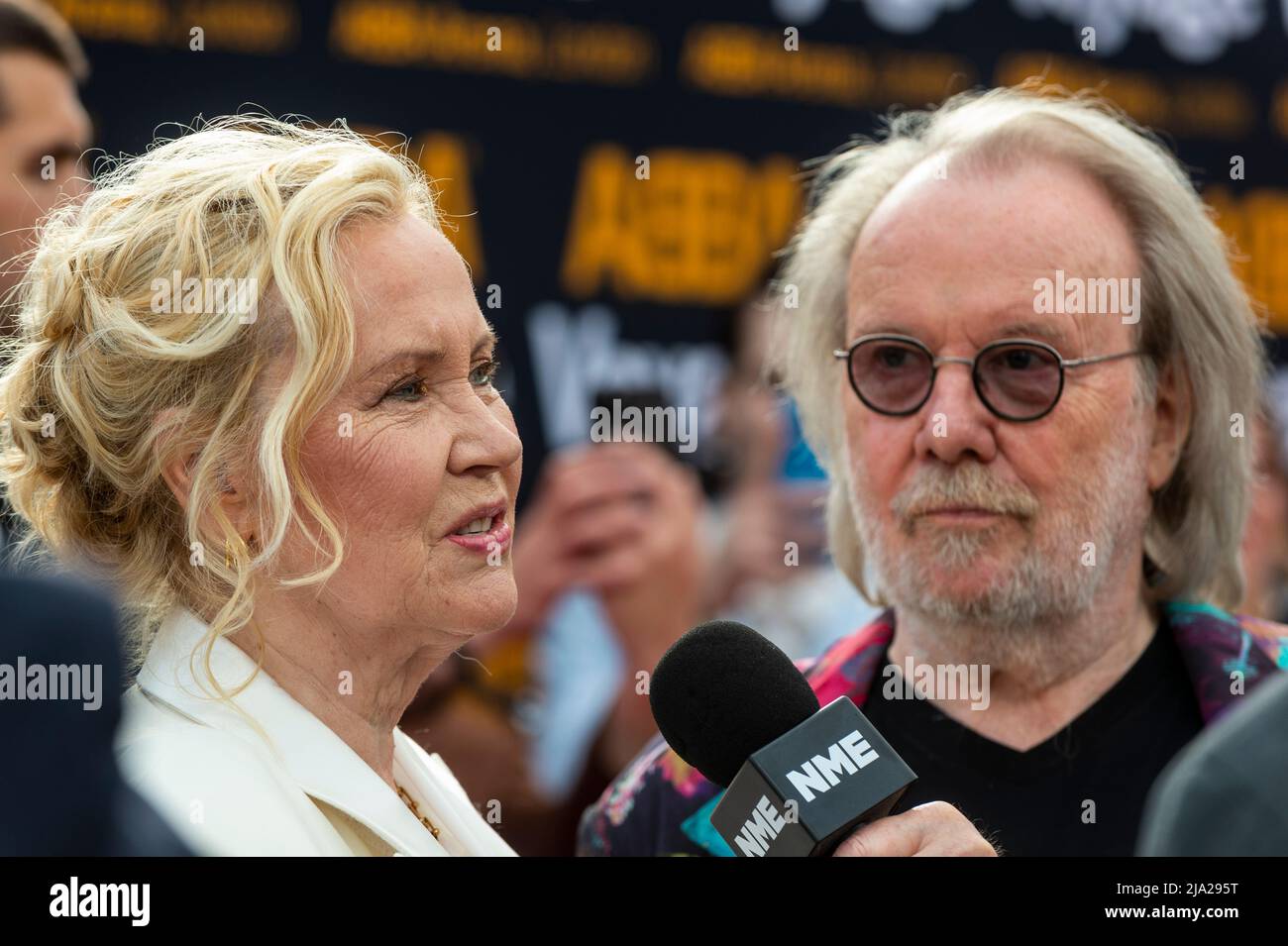 London, Großbritannien. 26 Mai 2022. Agnetha Fältskog und Benny Andersson (ABBA) sprechen vor der ABBA Voyage-Eröffnungsvorstellung in der Abba Arena in Stratford mit den Medien. Kredit: Stephen Chung/EMPICS/Alamy Live Nachrichten Stockfoto