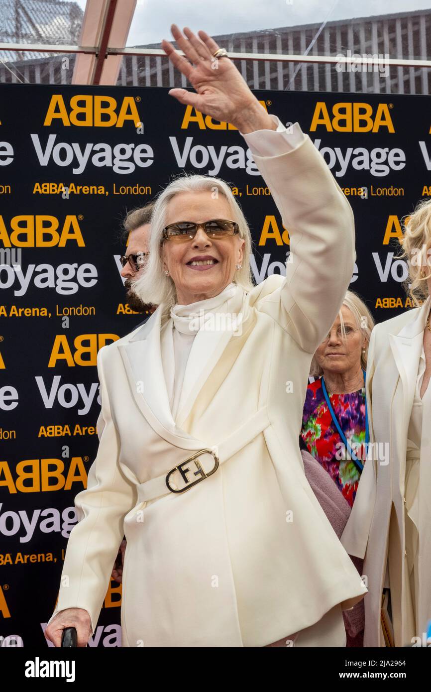 London, Großbritannien. 26 Mai 2022. Anni-Frid Lyngstad von ABBA winkt den Fans vor der ABBA Voyage-Eröffnungsvorstellung in der Abba Arena in Stratford zu. Kredit: Stephen Chung/EMPICS/Alamy Live Nachrichten Stockfoto