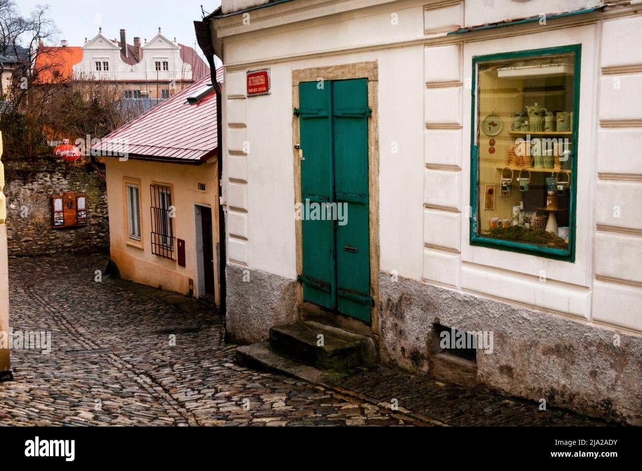 Kutná Hora barocke Giebeln, alte Steintreppen und Kopfsteinpflasterwege, Tschechische Republik. Stockfoto