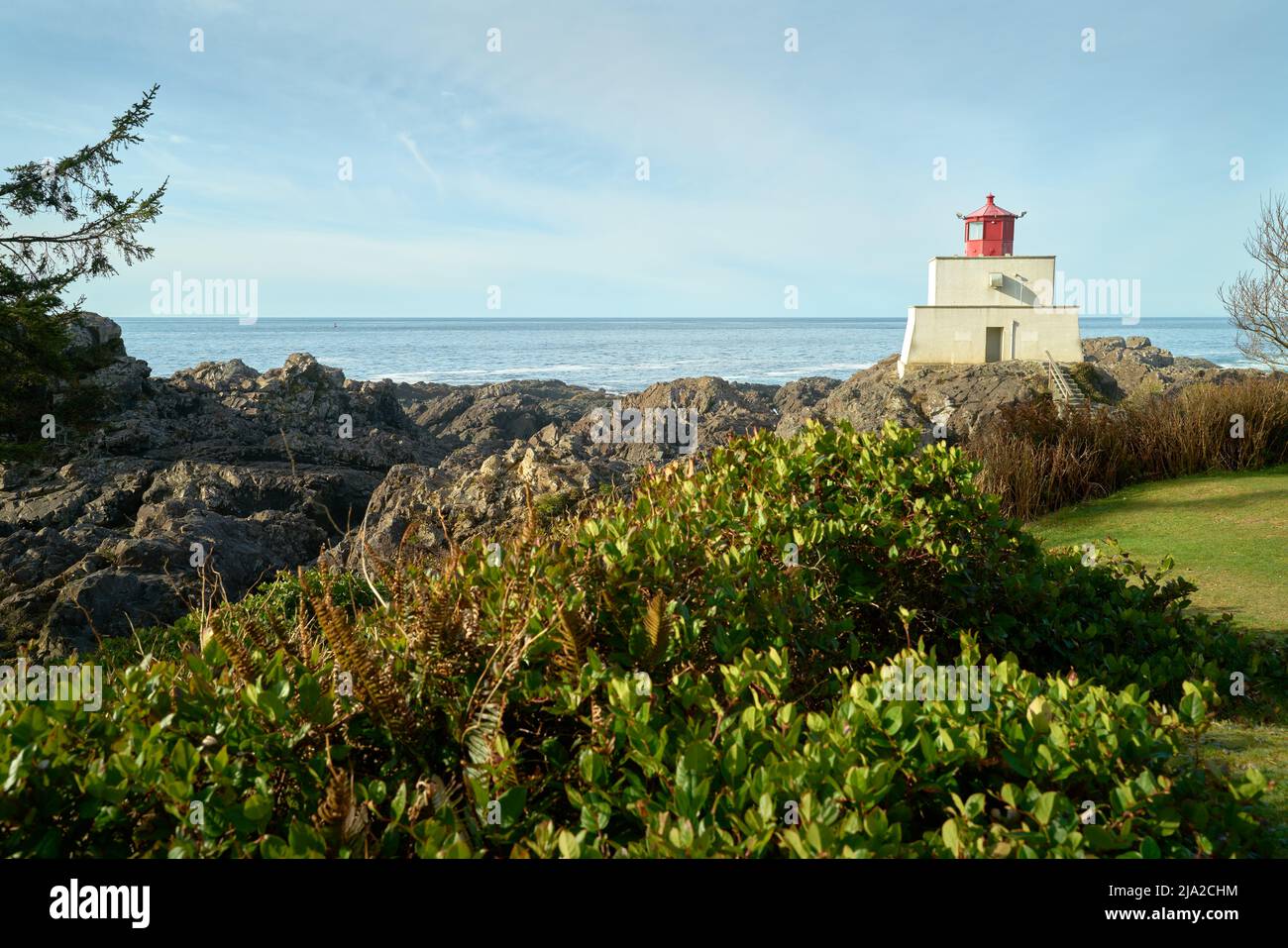 Amphitrit Point Lighthouse Ucluelet BC. Amphitrite Point Lighthouse mit Blick auf den Pazifik. Ucluelet, Vancouver Island, BC Stockfoto